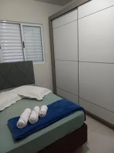 Espaço inteiro com mesa de trabalho - Sangão