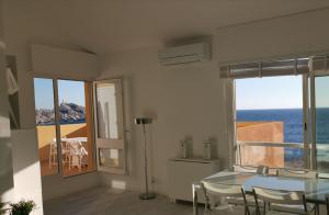 ILE du FRIOUL féérique 102m2 8p superbe appartement VUE MER 3 terrasses plage à pied
