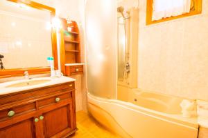 Sunny villa with private pool, AC and WIFI