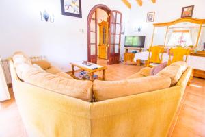 Sunny villa with private pool, AC and WIFI