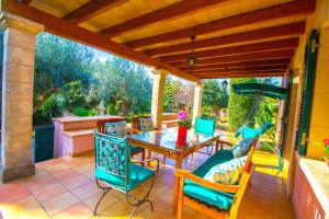 Sunny villa with private pool, AC and WIFI