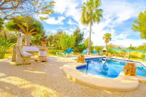 Sunny villa with private pool, AC and WIFI