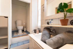 Appartements ESCALINADA II AP4433 by Riviera Holiday Homes : Appartement avec Douche