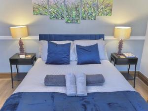 Modern 4-bed stay-away-home sleeps 8 in Preston