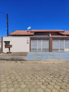 Casa tem 2 quartos, berço, banheira para bebê e garagem