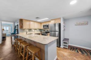 Holiday Surf and Racquet Unit 418