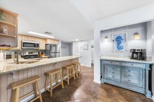 Holiday Surf and Racquet Unit 418