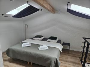 Dépendance cosy en duplex avec terrasse & jardin