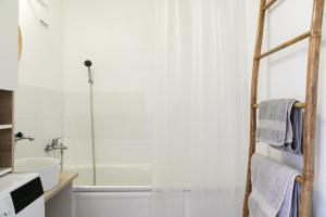 Cozy 1 bedroom apartment with a free parking spot