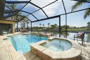 Stunning Gulf-access home with saltwater heated pool & spa - Villa Francesca - Shell Point Village