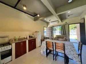 Alojamiento a 3 cuadras de la playa!! - Coronel Jose F. Bogado