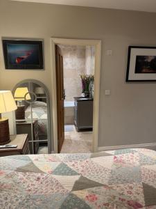 Spacious flat with south facing garden