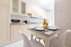 Domvs Clavdia - 7min to Colosseum by Metro, Station under apt, Roma, 6pax, A-C