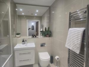 Snuggle Inn Serviced Apartments, Great choice for large groups, Contractors, Business Executives and Family Vacations in the stunning valley of Surrey Hills, secure Private Parking, Offering Easy Train Access to London, Gatwick airport, M25