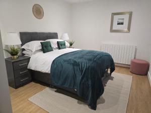 Snuggle Inn Serviced Apartments, Great choice for large groups, Contractors, Business Executives and Family Vacations in the stunning valley of Surrey Hills, secure Private Parking, Offering Easy Train Access to London, Gatwick airport, M25