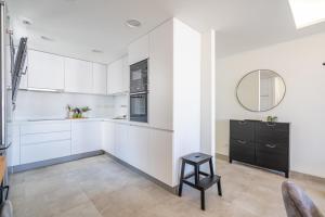 INF26F - Modern and bright city apartment