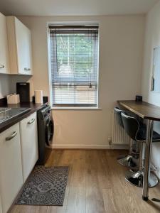 Spacious 3 Bed Home Near Hospital Free Parking