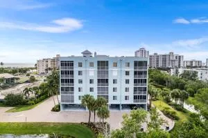 Pool, Tennis, Across the Street from the Beach - Captain - Estero