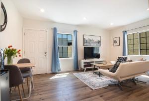 Cozy 2nd-Floor Studio Apartment Just a Block from Beverly Hills & Top LA Attractions