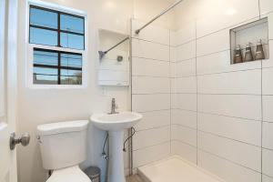 Cozy 2nd-Floor Studio Apartment Just a Block from Beverly Hills & Top LA Attractions