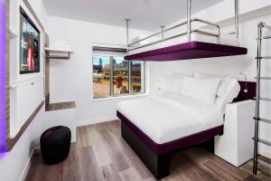Triple Cabin room in YOTEL London Clerkenwell St Paul's