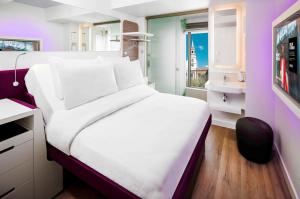 Queen Room room in YOTEL London Clerkenwell St Paul's
