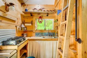 Solar-Powered Brandon Studio Cabin with Fire Pit