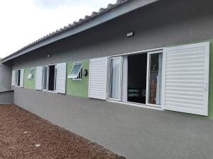 Jac - Casa com piscina em Itapoá SC