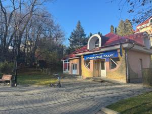 Кришталевий Палац