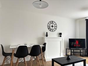 2BR 2BA Flat - King Beds - Free Parking - Near LGW Airport