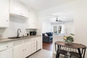 Ground-Floor 1-Bedroom by Beverly Hills Steps from Restaurants, Cafes and Shopping