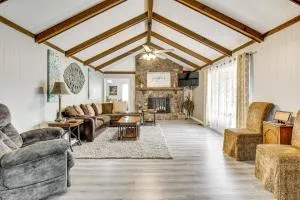 Walk to Noccalula Falls Peaceful Home with Deck - 加兹登