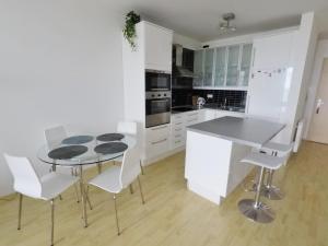 Sunny FREE parking beauty Balcony view, 3 towers residence