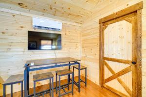 31 Mi to Louisville Cabin on 235 Acres!