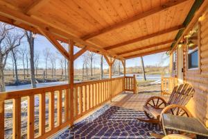 La Grange Cabin on a Racehorse Farm with Pond Views!