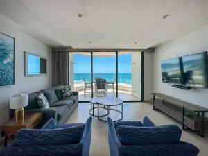 Modern 2BR Gem oIconic Sandy Beach