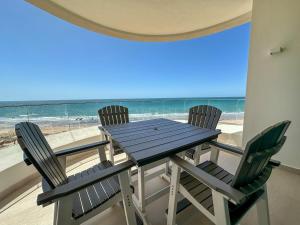 Modern 2BR Gem oIconic Sandy Beach