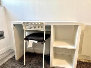 Large Double Room in Cardiff City Centre, Room Only with Own Bathroom, HOST LIVES ON SITE