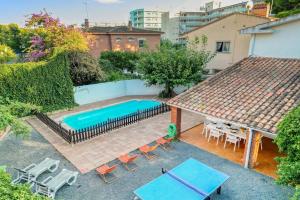 Cozy Christmas Stay - Near Beach - fireplace and Pool