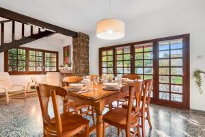 Cozy Christmas Stay - Near Beach - fireplace and Pool