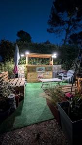 Chalets superbe mobil home, climatise, ss vis a vis, au calme, dans super domaine : photos des chambres