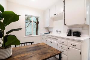 Charming 2nd-Floor Studio Near Beverly Hills and Top LA Attractions