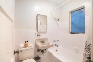 Charming 2nd-Floor Studio Near Beverly Hills and Top LA Attractions