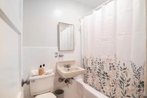 Charming 2nd-Floor Studio Near Beverly Hills and Top LA Attractions