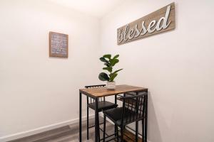 Charming 2nd-Floor Studio Near Beverly Hills and Top LA Attractions