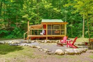 Solar-Powered Brandon Studio Cabin with Fire Pit - Castleton