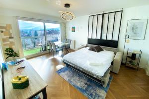 Panorama Stay, Pool, Balcony and Mountain View