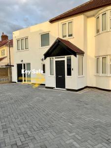 Lovely En-suite Room with private entry, Close to Station