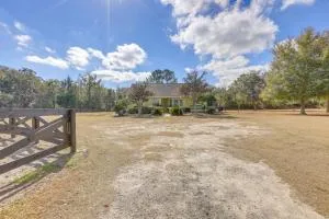 Nature Coast Farmhouse with Screened-In Porch! - Morriston