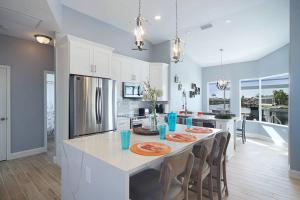 Villa Liza - Remodeled electric-heated pool home on Gulf-access canal wbikes - SWFL Rentals